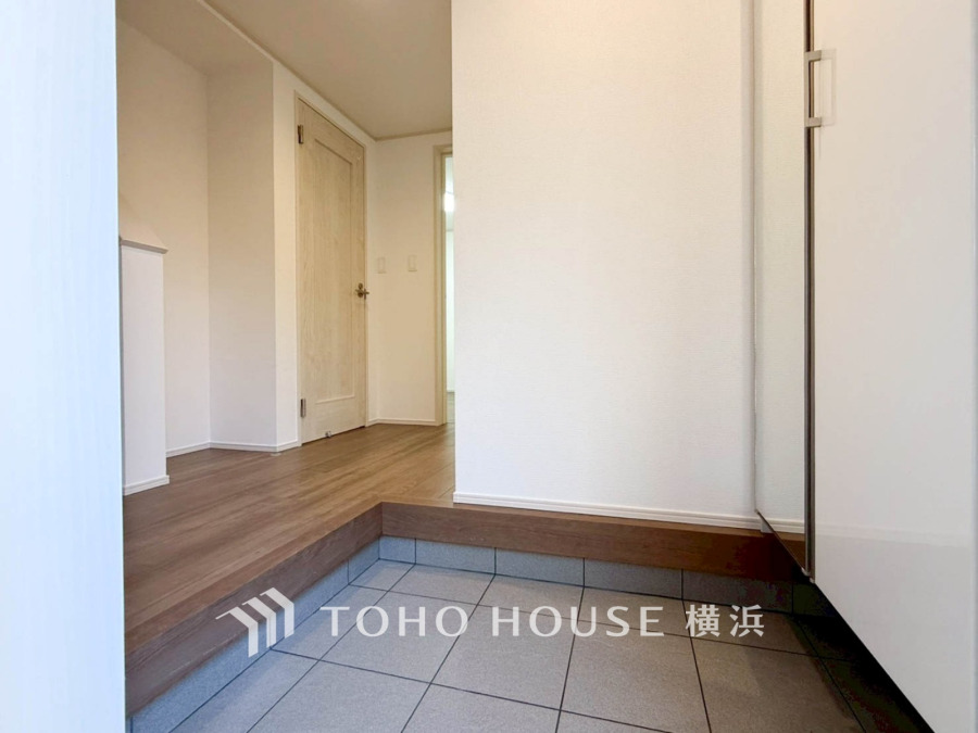 豊かなプライベートタイムへ誘うモダンテイストな玄関。デザインや素材が美しい調和を奏でている空間です。お客様をお迎えする玄関は落ち着いた雰囲気です。