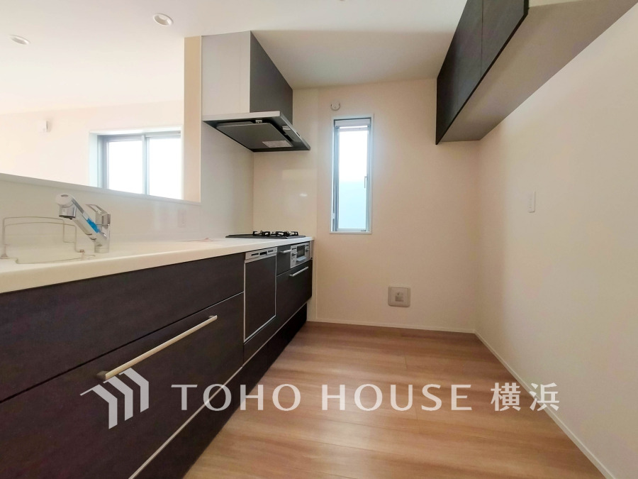 吊り戸棚を後ろに配置した開放的なキッチン。大型の冷蔵庫やカップボードを配置しても充分な広さを確保しております。
