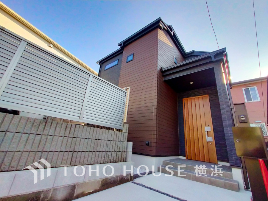 堂々たる趣ながら、主張し過ぎずどこか余裕を感じさせるシャープなフォルムで佇む邸宅は、晴天の空と照らし合わせる事で、本来あるべき完成形の姿を見せてくれます。