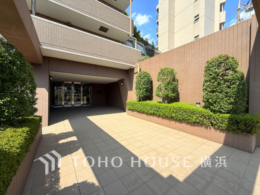 格調あるデザイン性を持つエントランスは、住む方のプライドを満たすクオリティ。