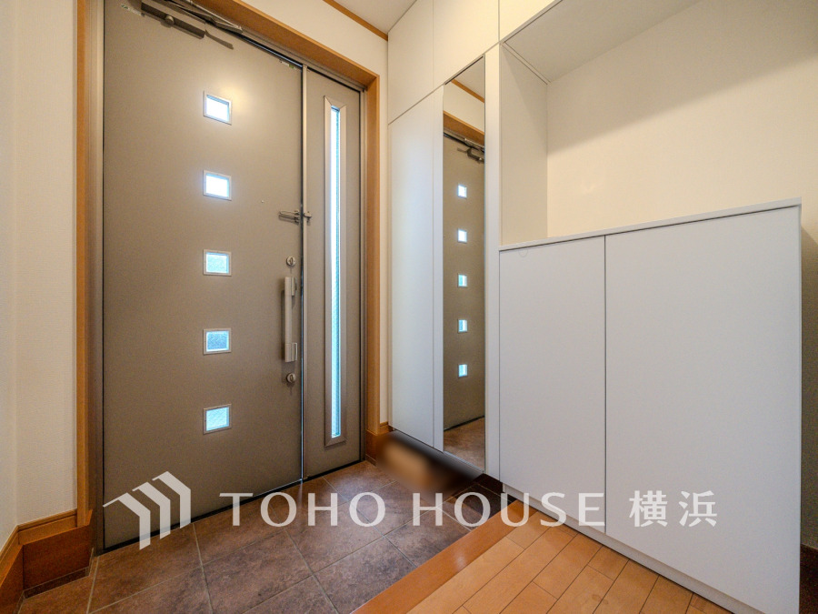 収納力の豊富なシューズボックスを設置した玄関スペース。明るく清潔感のある空間です。
