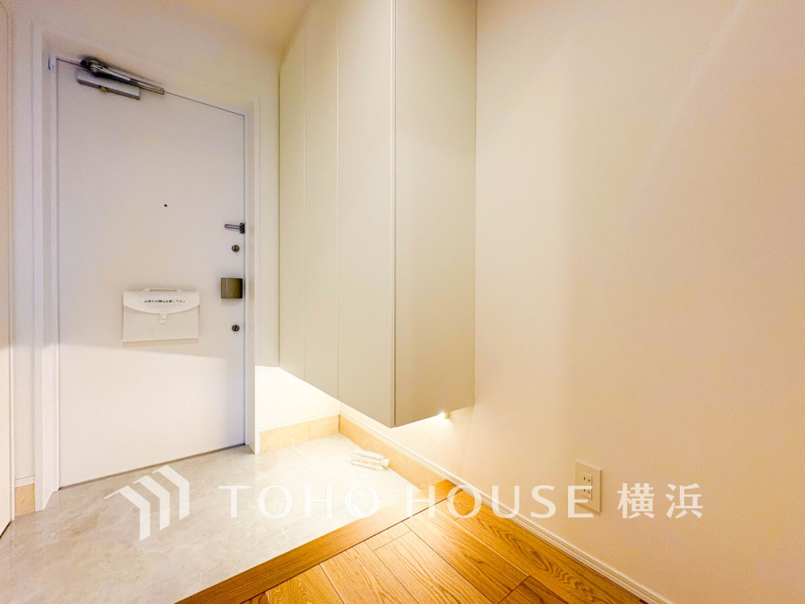 清潔感溢れる玄関がお出迎えする本邸宅の物語は、ここから始まる日常を期待させます。この場所には「希望」と「優越」で包み込んでくれる「特別」な空間があります。