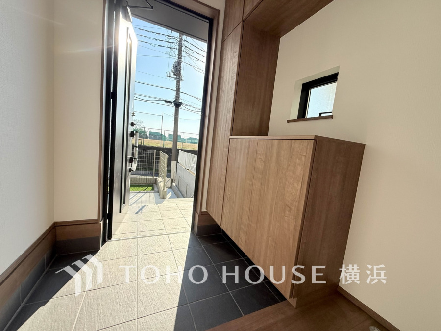 清潔感溢れる玄関がお出迎えする本邸宅の物語は、ここから始まる日常を期待させます。この場所には「希望」と「優越」で包み込んでくれる「特別」な空間があります。