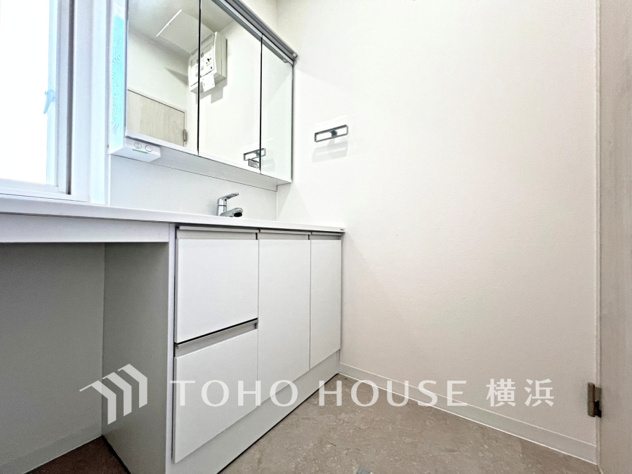 新規交換された洗面化粧台は美しく使いやすい機能が備えられています。