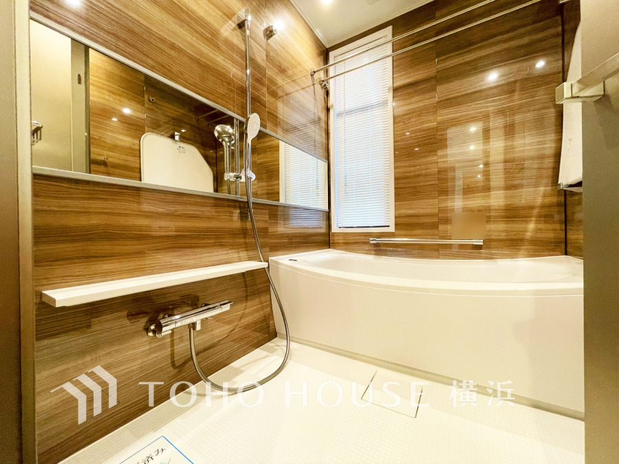 上質が感じられる質感とカラーリングで、清潔な空間美を実現。一日の疲れが癒される優雅なバスタイムを堪能できるゆとりあるバスルームです。