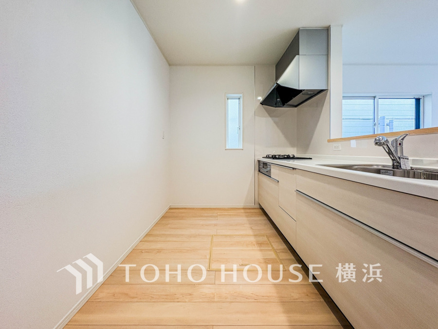 家事動線やリビングとのつながりに配慮し、食事の準備や片付けなどの家事を楽しくするキッチンスペースに仕上げました。毎日使う場所だから気持よく使えて、居心地の良い空間に。