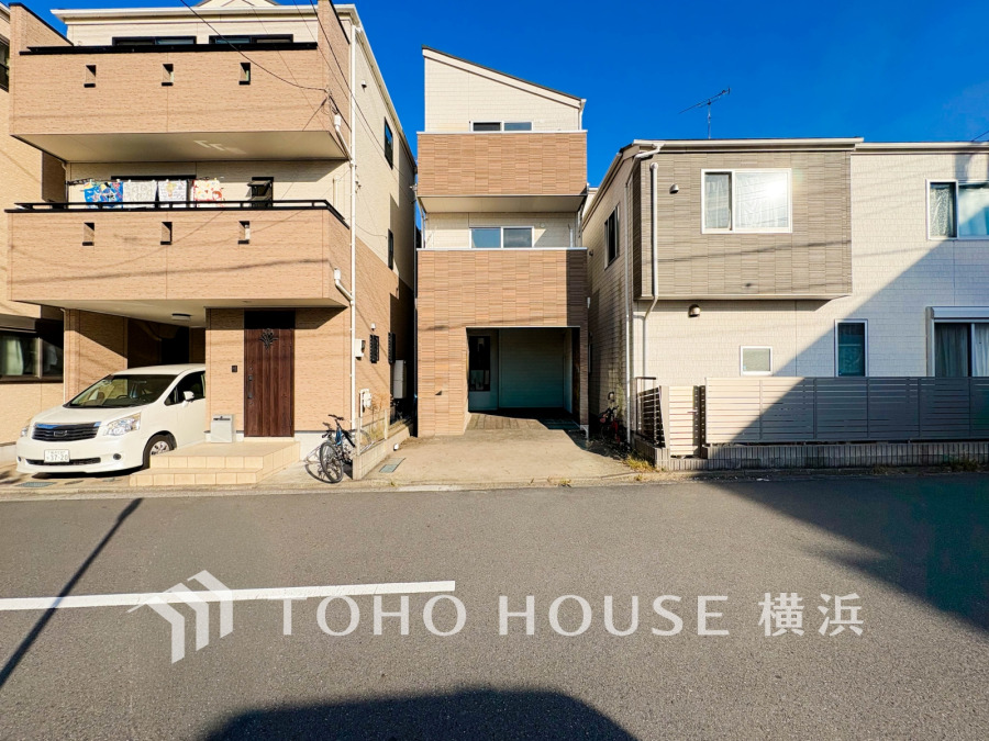 陽当たり良好な3階建て住宅。シンプルな外観で駐車スペースも完備、利便性の高い立地です。