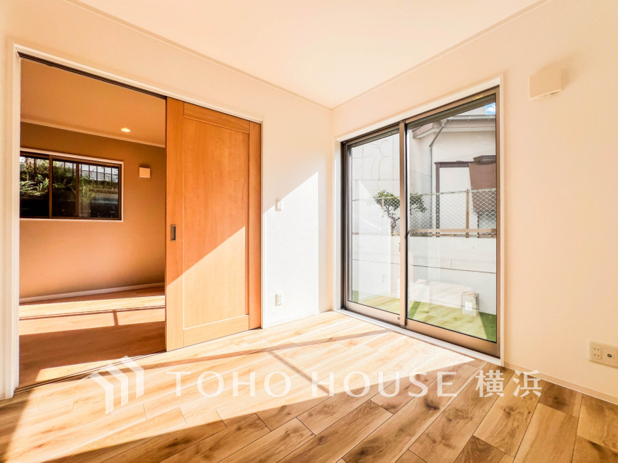 過ぎ行く時間をゆったりと感じることができる落ちついたプライベートルーム。リビングで楽しく過ごした後はゆっくり寛ぎの時間を満喫できます。静かな環境でリラックスタイムを愉しんで。