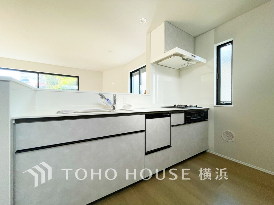 プライベートスペースを彩るインテリアとしての美と、快適な日常を支える機能性と強さがひとつになったキッチンです。開放的な対面カウンターキッチンはリビングと一体感のある空間。