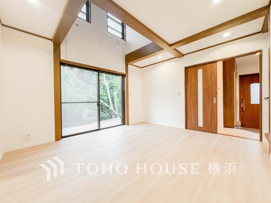 開放的な吹き抜けを採用した明るいリビング。オープンでのびやかな空間を演出しています。
