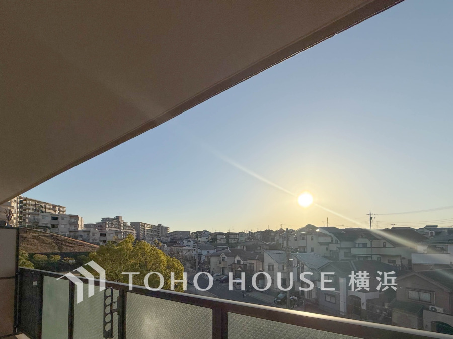 開放感があり、遮るものもなく気持ちのいい景色が広がります。お部屋にも爽やかな風と暖かく柔らかな日差しが差し込み、毎日の暮らしを豊かに彩ります。