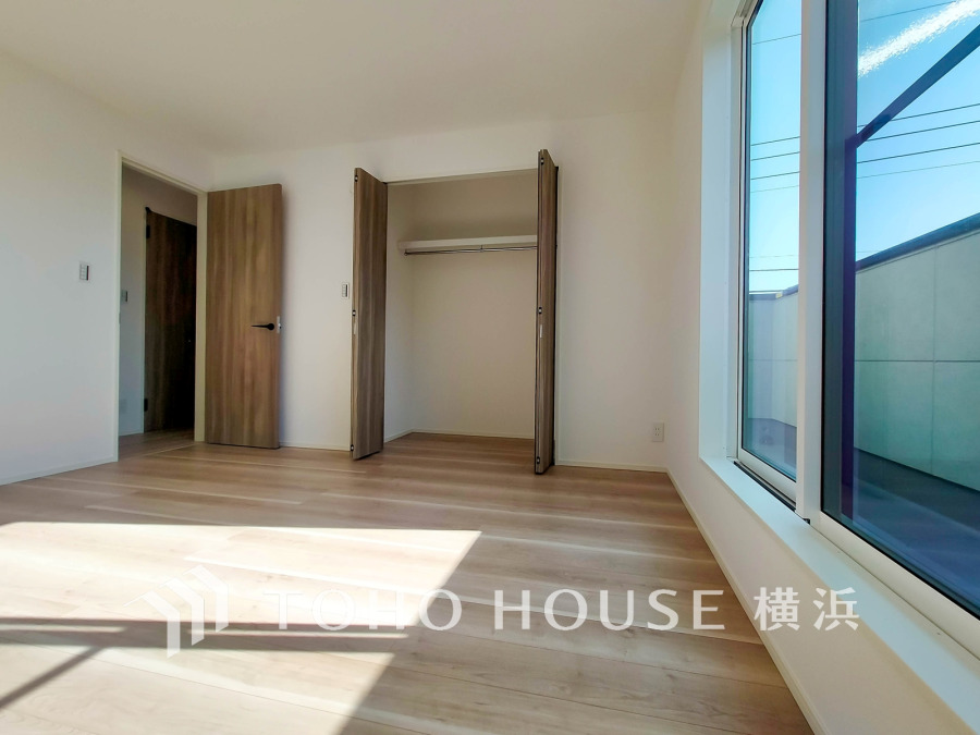 バルコニーに面した明るい洋室。穏やかな陽射しが、ゆったりとした寛ぎの時間を包みます。
