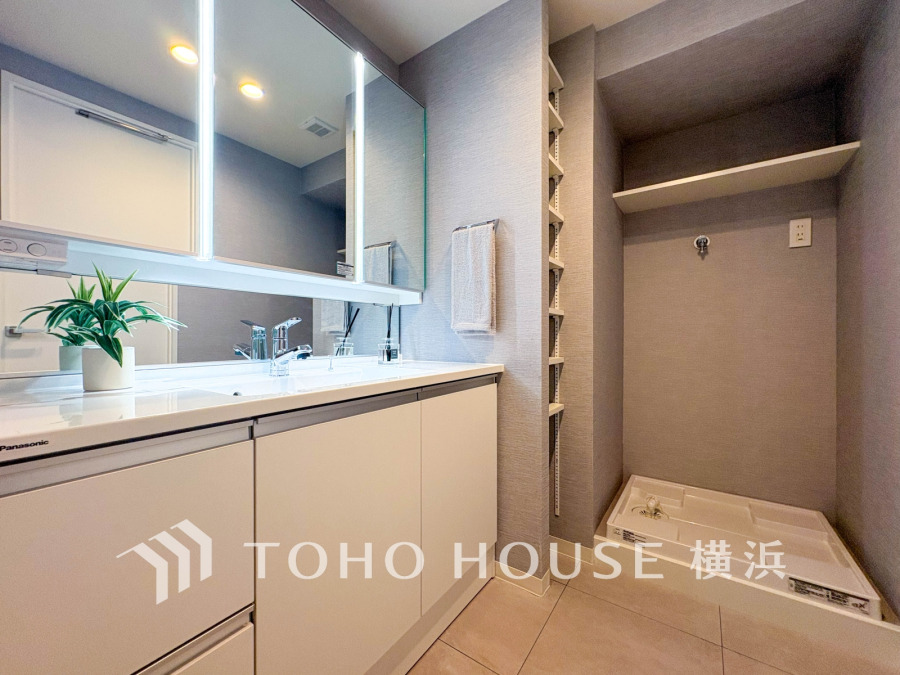 ご家族の1日が始まり、1日の終わりを締めくくる洗面空間。快適に過ごせることはもちろん、気品や優雅さを兼ね備えたパウダールームです。