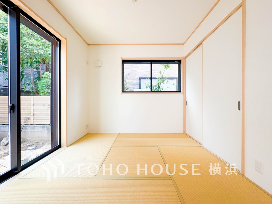 リビングに隣接する4.5帖の和室はお庭を眺める癒しの空間です。