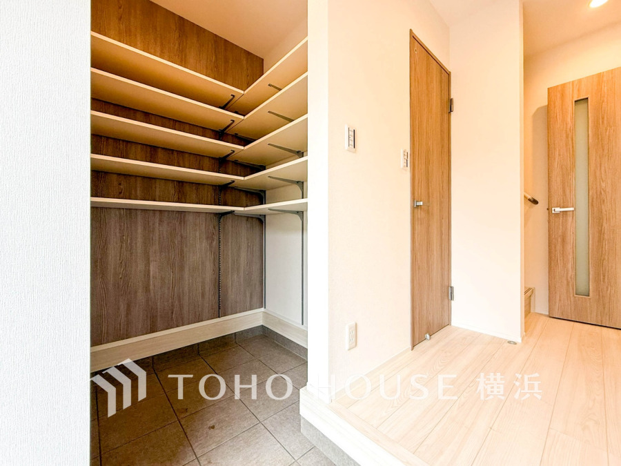 お客様をお迎えする玄関は落ち着いた雰囲気。帰り着くたびに洗練されたテイストの空間に迎えられ誇りと喜びを感じる玄関まわりです。