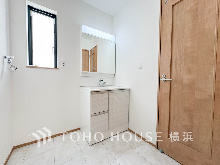 脱衣スペースを含む空間はゆとりの広さを設け、また洗面化粧台にも収納スペースを設ける事により、散らかりやすい洗面スペースをスッキリ保てます。