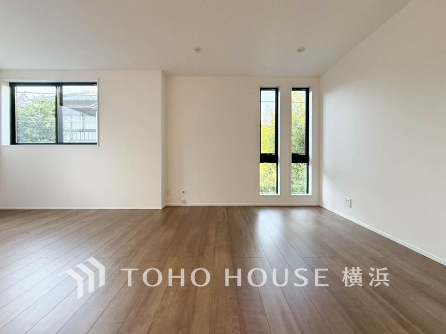 柔らかな色合いのフローリングと清潔感の溢れるクロスが明るい空間を創り出しているリビングダイニング。憩いの場に相応しく、ここで楽しむ家族の時間が絆をより深めてくれそうです。