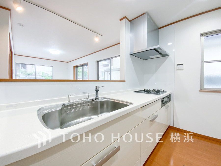 家事動線やリビングとのつながりに配慮し、食事の準備や片付けなどの家事を楽しくするキッチンスペースに仕上げました。ガスコンロはリフォームにより新品に交換済みです。