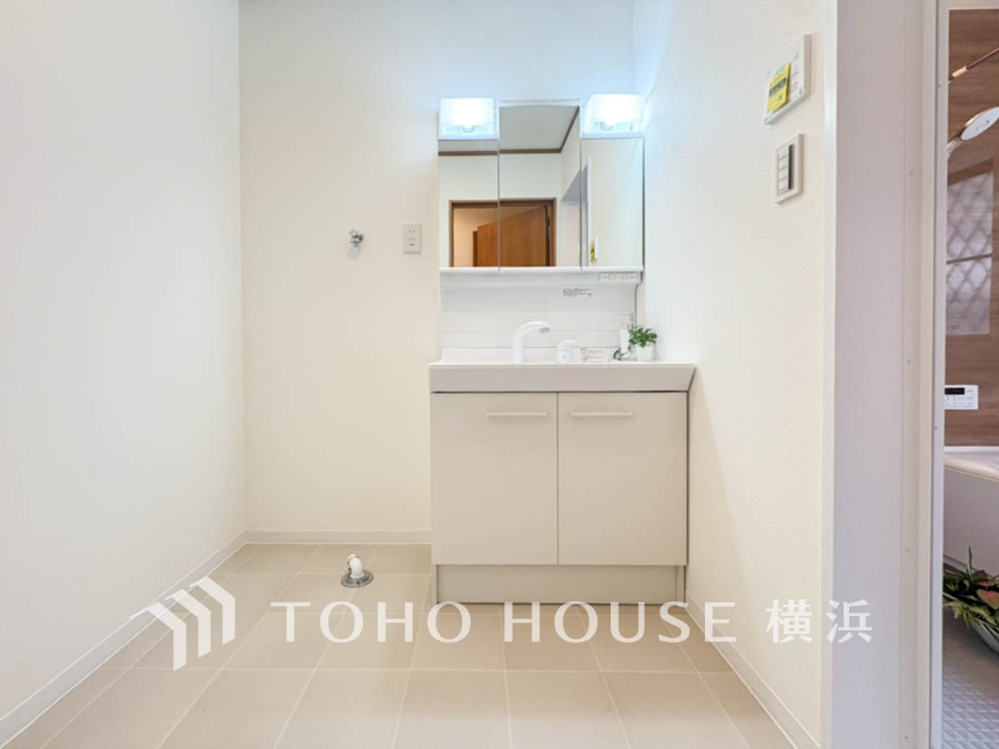 洗面台には三面鏡を採用。身だしなみを整えやすい事はもちろんですが、鏡の後ろに収納スペースを設ける事により、散らかりやすい洗面スペースをすっきりさせる事が出来るのも嬉しいですね。