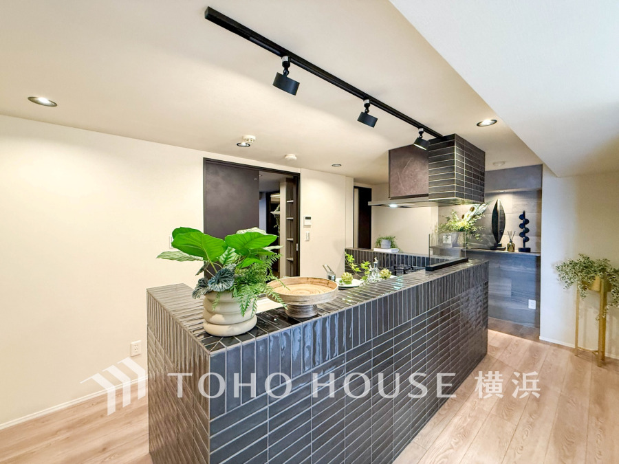 プライベートスペースを彩るインテリアとしての美と、快適な日常を支える機能性と強さが、ひとつになったキッチンです。
