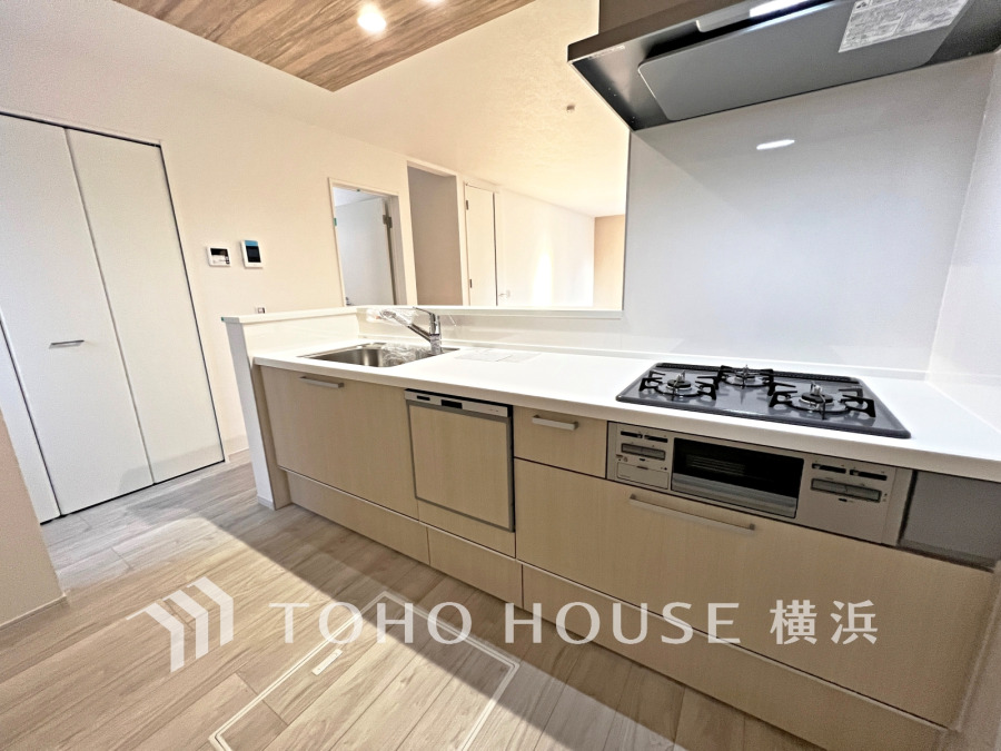 清潔感あふれるシステムキッチンは使い勝手良く、リビングと繋がる開放的な設計で家族との会話も弾みます。