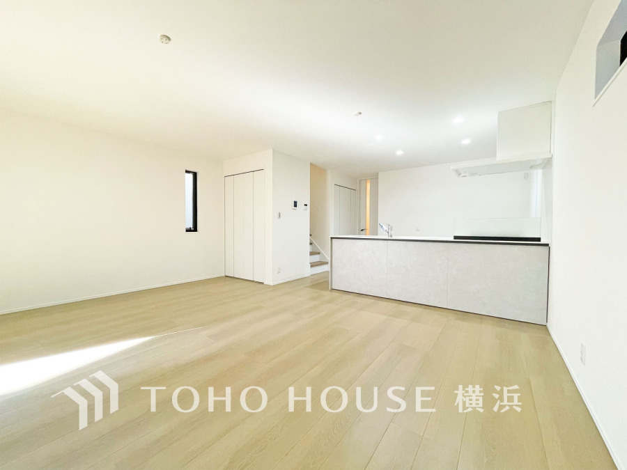 和やかで洗練された空間の演出。寛ぎとコミュニケーションを育む居心地のよい場所。やわらかな陽射しが降り注ぎ、室内に開放感と爽快感をもたらします。