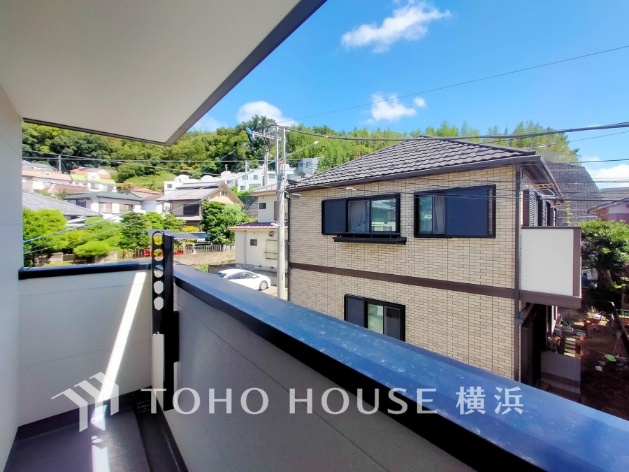 爽やかな青空を望むバルコニー。周囲の緑と調和した静かな住環境も魅力です。