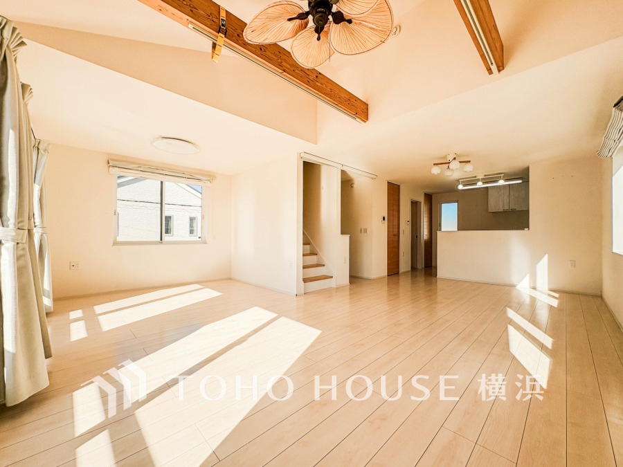 光と風があふれる開放的なリビングダイニングには自然と家族みんなが集まってきます。明るく穏やかな空気のなかで飲んだり、食べたり、笑ったり。