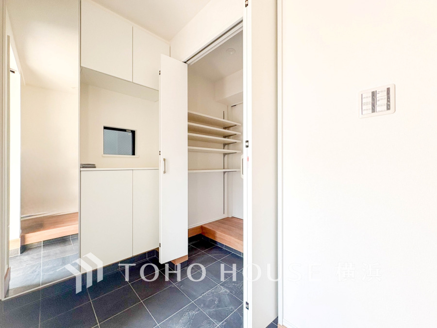 玄関にも大容量の収納をを完備し、すっきりと清潔感のある空間を実現しています。