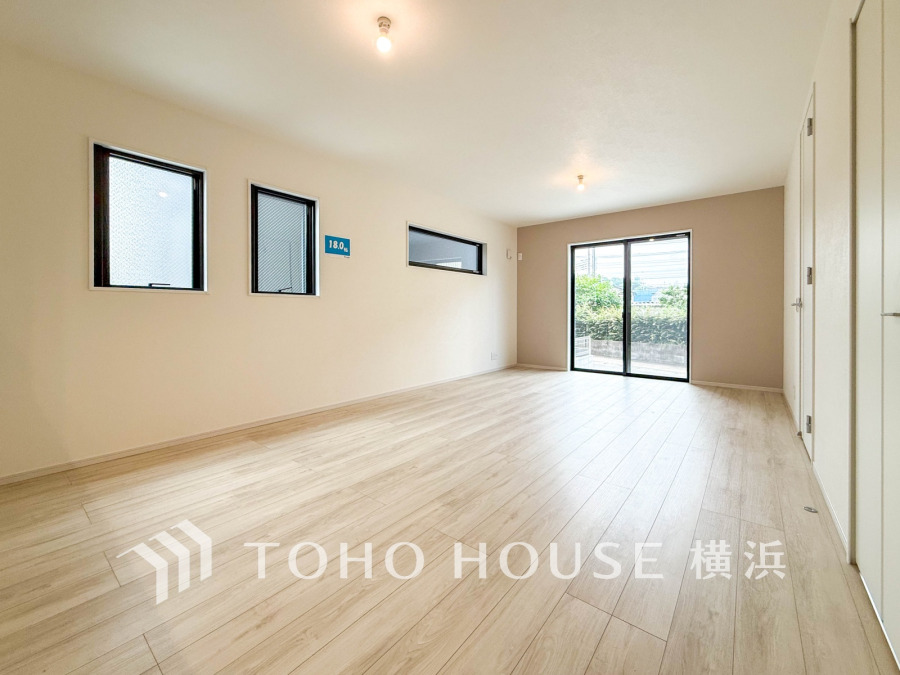 明るく開放的な空間が広がるLDK。室内には豊かな陽光が注ぎ込み、爽やかな住空間を演出。
