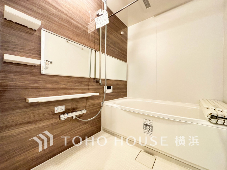 上質が感じられるカラーリングで、清潔な空間美を実現。一日の疲れが癒される優雅なバスタイムを堪能できるゆとりあるバスルームです。