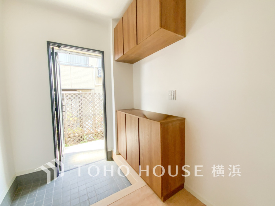 豊富な収納を備えた玄関。落ち着いた色を基調としていて、上質感のある空間です。
