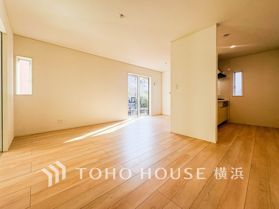 家族と過ごすひと時を溢れる光が優しく包み込むリビングダイニング。家族とともに、心穏やかに過ごすひととき。家族との時間、自分の時間を大切にできる空間がここにあります。