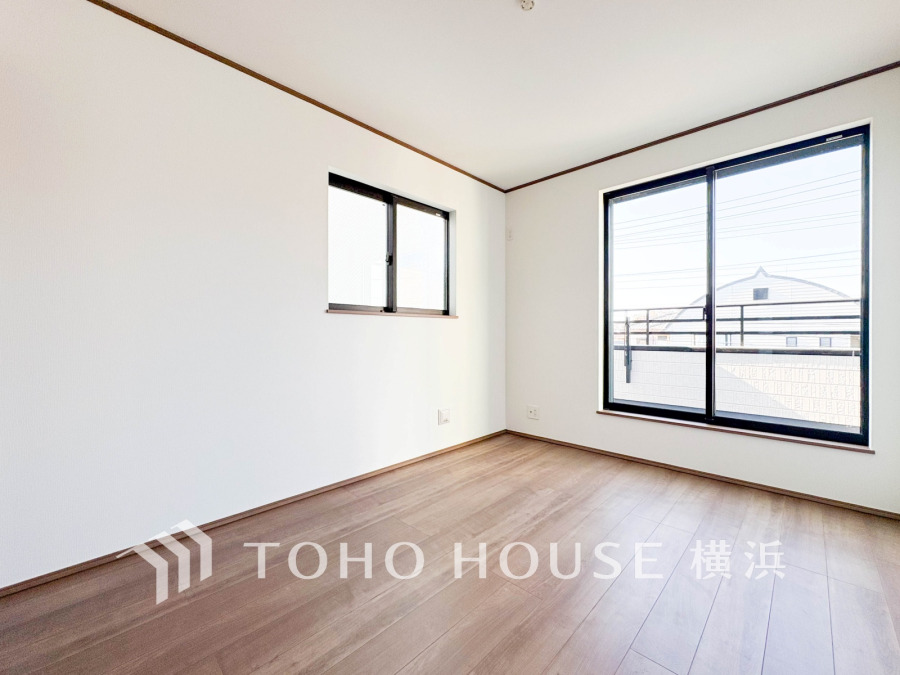 大きな窓からたっぷりと陽光が注がれる明るい空間。家族の成長に対応できる永住仕様の間取り。時を忘れて過ごす場所として過ごせるお部屋。