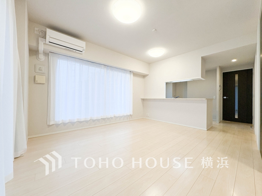 ここにはみんなが集い、食事と楽しい会話が始まる。話に夢中になりすぎて、ついつい時を忘れてしまう。そんな束の間の幸せを感じさせてくれる場所。