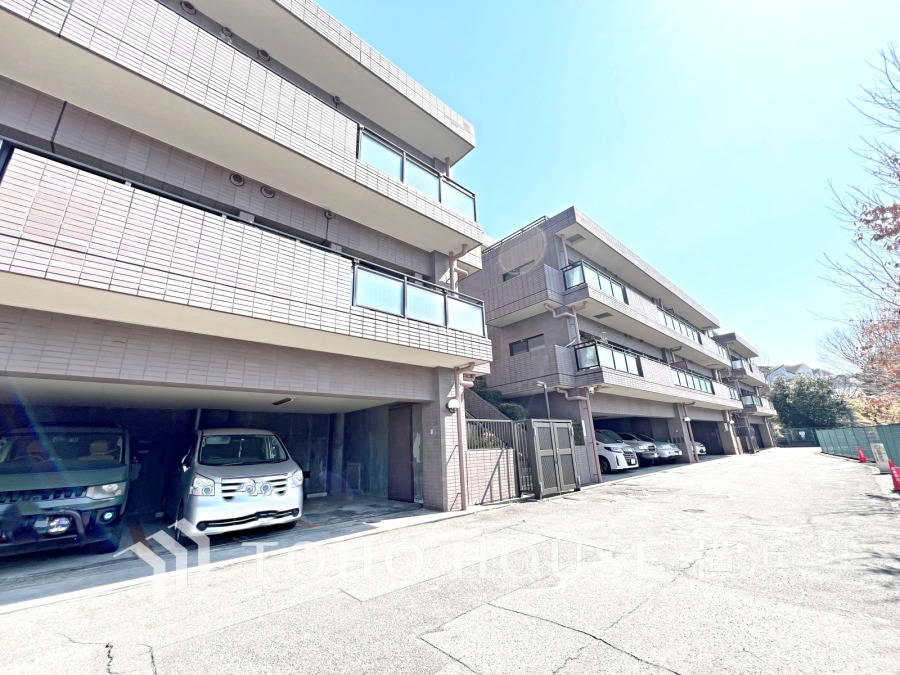 ふりそそぐ陽射しと開放的な空間形成。青空を背景に更なる美しさを醸す佇まい。
