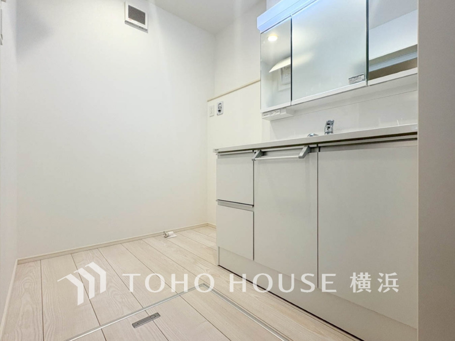 洗面台には三面鏡を採用。身だしなみを整えやすい事はもちろんですが、鏡の後ろに収納スペースを設ける事により、散らかりやすい洗面スペースをすっきりさせる事が出来るのも嬉しいですね。