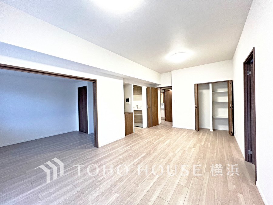 リビングに隣接した洋室の引き戸を開け放して空間を共有しながら開放的に使うこともできます。
