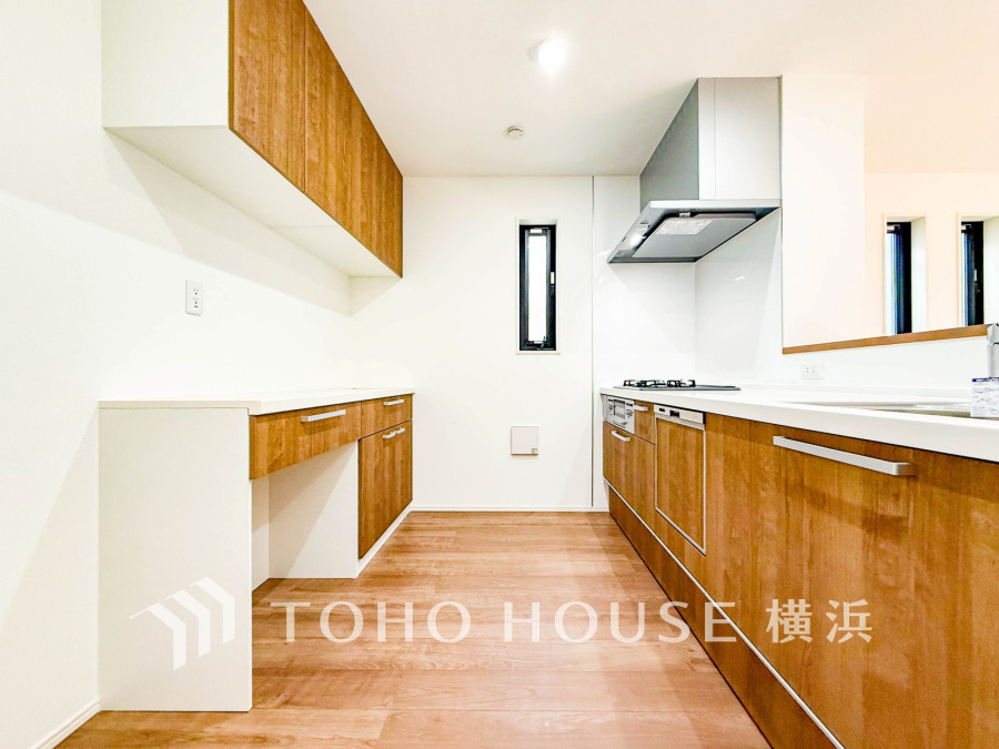 内装の主役でもあり、日常活躍する重要な水回りでもあるからこそ機能性・デザイン性に力を入れております。お手入れのしやすいシステムキッチンを採用しております。