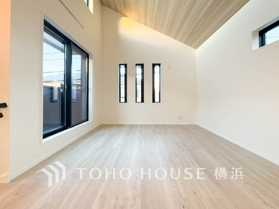 開放的な空間と３面採光がもたらす、光溢れ豊かな居住空間はこの住まいのクオリティを感じさせてくれます。豊かな時間が流れるこの場所に暮す喜び