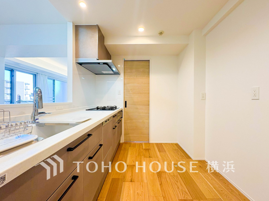 ご家族みんなで調理ができる位のスペースを実現したキッチン空間となっております。みんなで作った料理を召し上がりながらの会話は、どのような物になるのでしょうか。