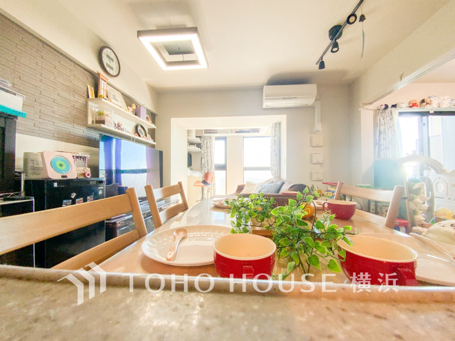 忙しい朝でも、ご家族が揃って食事をして頂けるゆとりある大きさのダイニングスペース。ご家族でテーブルを囲む素敵な時間を存分に愉しんで下さい。