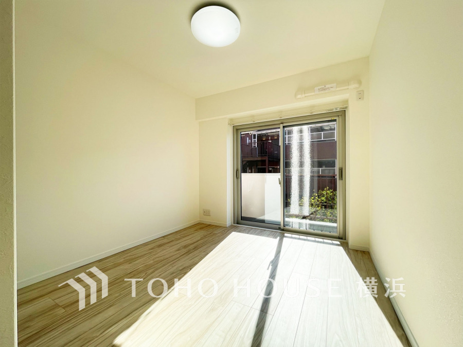 バルコニーに面した明るい洋室。穏やかな陽射しが、ゆったりとした寛ぎの時間を包みます。
