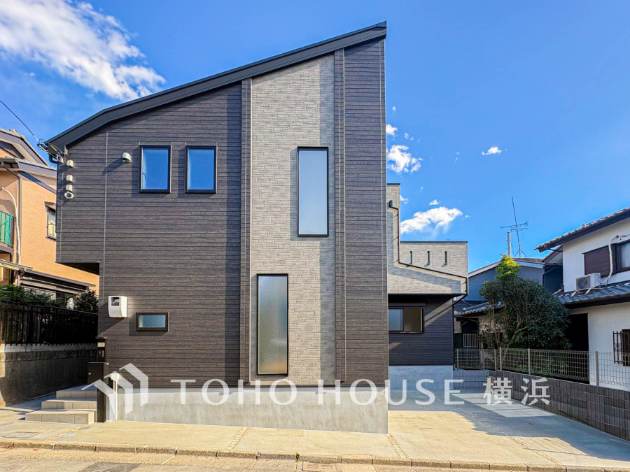 閑静な街並みに調和する落ち着いた外観。ゆとりある住空間を確保した4LDKのお住まい。