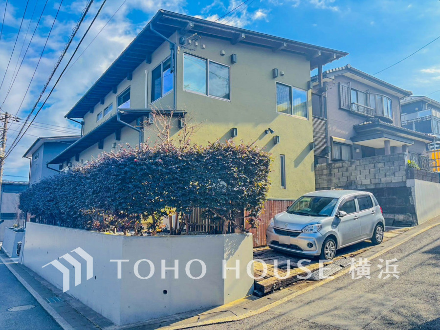 陽当たり良好な角地に建つお住まい。国産天然杉をふんだんに使った、伝統的な軸組工法の本格木造注文住宅です。