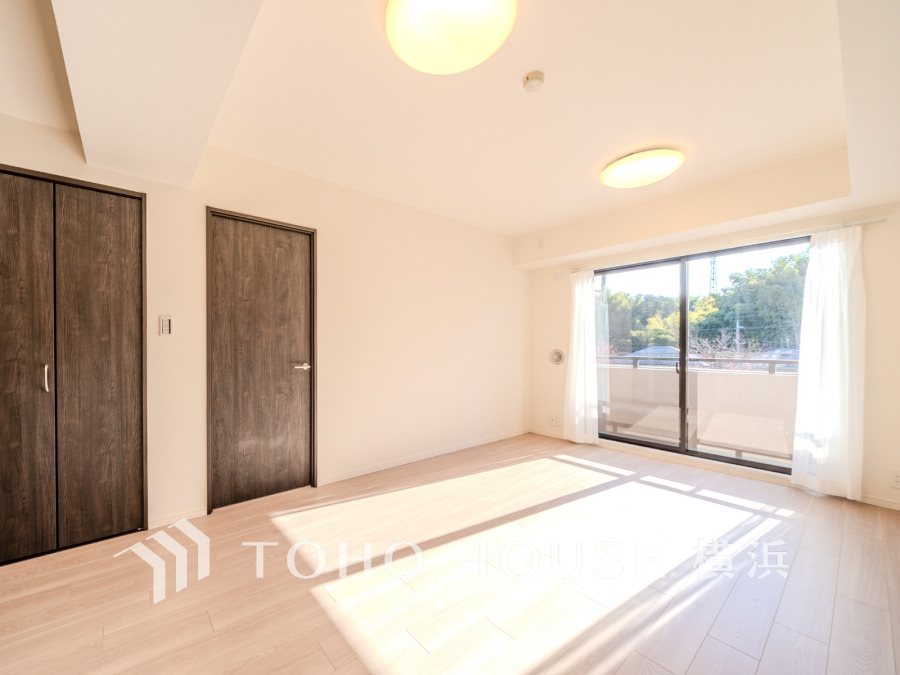 室内には豊かな陽光が注ぎ込み、爽やかな住空間を演出。
