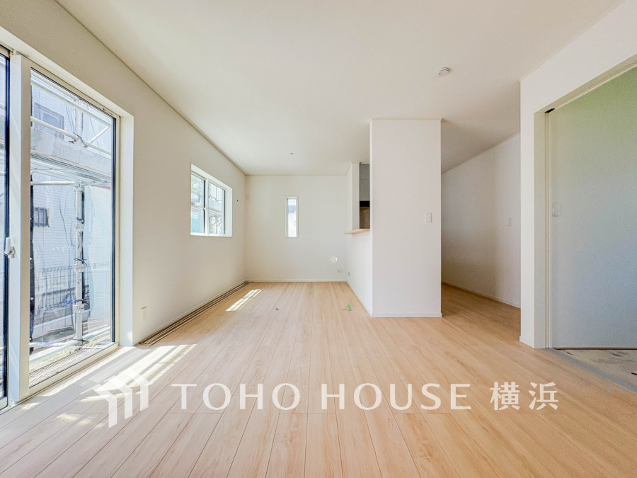 南向きの大きな窓からたっぷりと光が入る明るい空間。