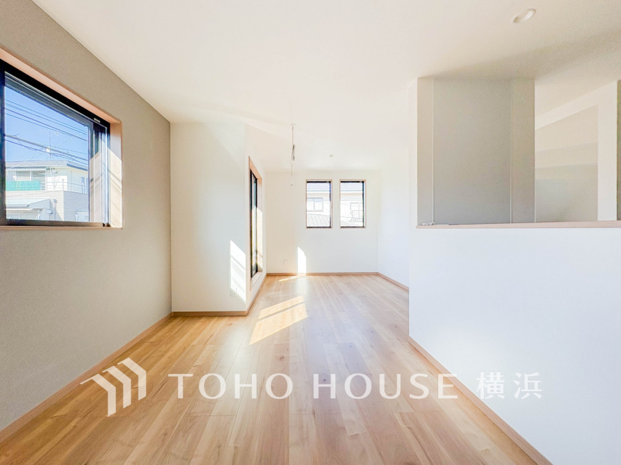 窓から自然光が差し込む、明るく開放的なリビング空間。シンプルで使いやすい間取りです。