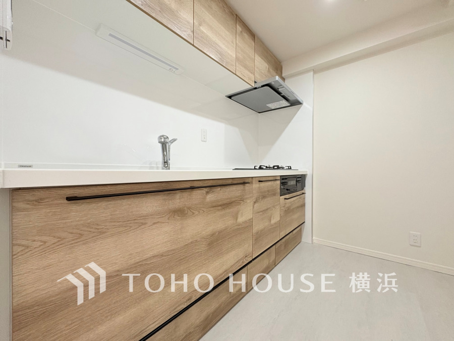 作業に集中しやすい独立型のキッチン。新規交換されたシステムキッチンの清潔感あふれる空間です。
