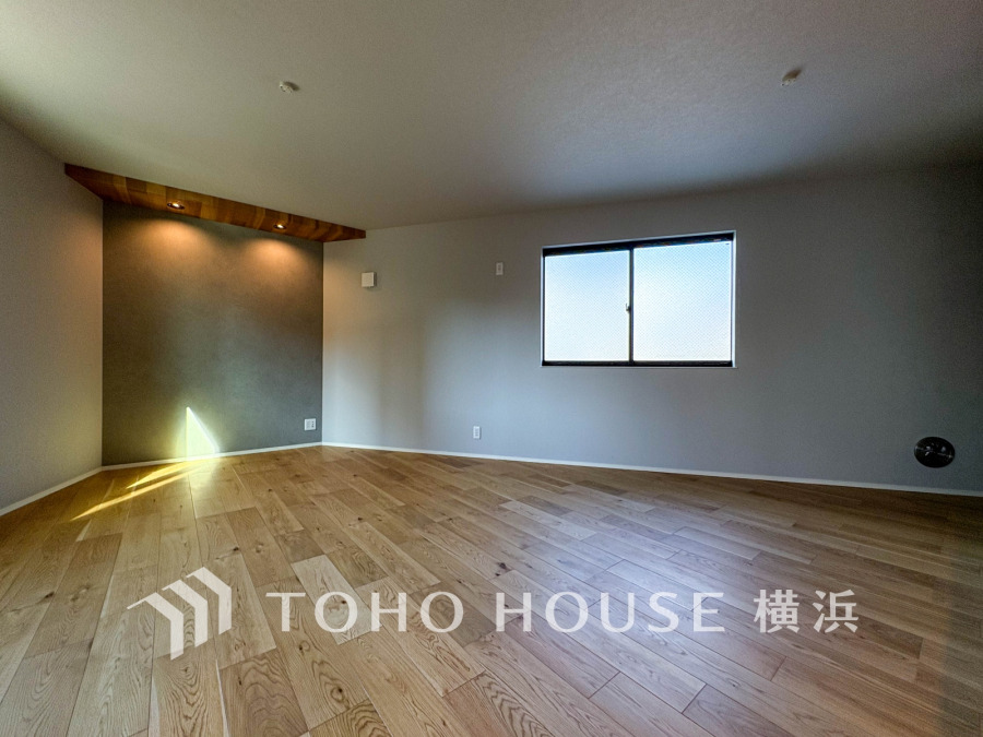 広々としたリビングダイニングは、シックでモダンな内装。落ち着いた雰囲気に包まれて、伸びやかな空間の中で、ゆったりと家族団らんのひとときを過ごせます。